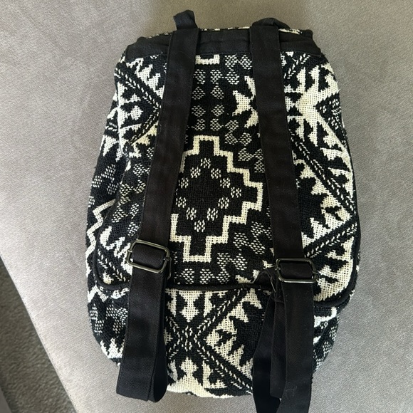 Roxy black/white tapestry expandable backpack, in PERFECT condition - Picture 4 of 7